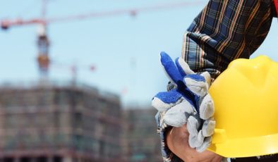 Esentepe’de evinin duvarını boyarken 5 metre yükseklikten düşen şahıs beyin kanaması geçirdi