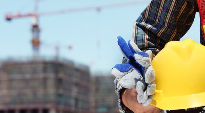 Esentepe’de evinin duvarını boyarken 5 metre yükseklikten düşen şahıs beyin kanaması geçirdi