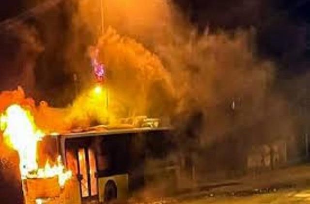 Ziyamet’te bir evin avlusunda bulunan kullanılmayan otobüste çıkan yangın 2 araç ile bir çam ağacının yanmasına neden oldu