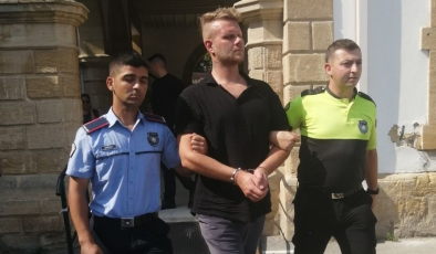 Güney Kıbrıs’tan turist olarak KKTC’ye gelen Litvanya uyruklu zanlı zorla bir eve girdi polisi de darp etti. 4 gün tutuklu kalacak