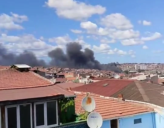 İstanbul’da büyük fabrika yangını! Kara dumanlar bir çok noktadan görülüyor