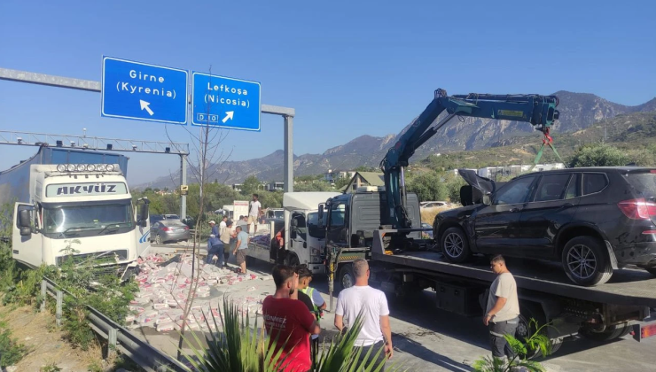 Kaza nedeniyle kapatılan yolda yoğunluk yaşanıyor