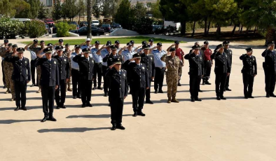 Polis Genel Müdürü Kasım Kuni ve heyeti polis günü münasebetiyle anıtlara çelenk koydu