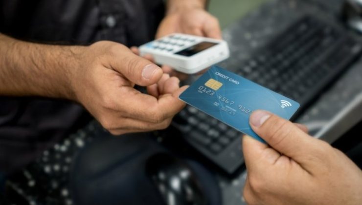 Market önünde düşürülen banka kartı ile alış veriş yaptı