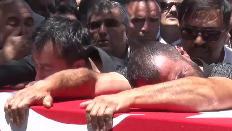 Pençe Kilit Bölgesi’nde şehit olan askerlerimiz için memleketlerinde tören | Yürekleri dağlayan anlar: Tabuta sarılı gözyaşlarına boğuldular