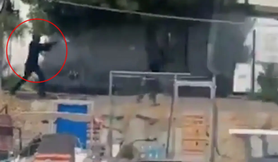 İstanbul Küçükçekmece’de silah sesleri! O anlar kameradaİstanbul Küçükçekmece’de silah sesleri!