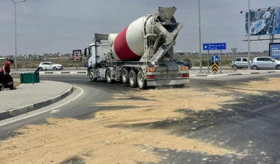 Dikkat !. yola dökülen yağ sürücüler için tehlike yaratıyor