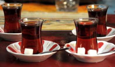 Çay göründüğü kadar masum mu? Uzmanlar uyardı: Meğer ne zararları varmış!
