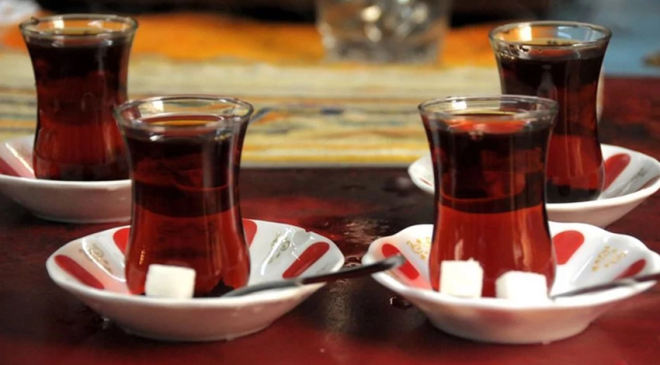 Çay göründüğü kadar masum mu? Uzmanlar uyardı: Meğer ne zararları varmış!