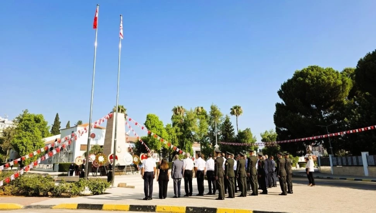 Lefkoşa’daki ilk tören Şehitler Anıtı önünde düzenlendi