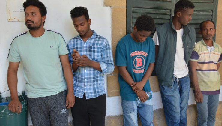 Ülkede ikamet izinsiz kaçak olarak kalan 5 kişi 8 gün daha tutuklu kalacak
