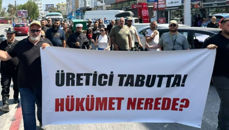 Hayvan üreticileri, Bakanlık önünde tabutlu eylem yaptı