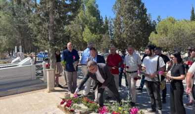 Kıbrıs’ın değerlerinden Kutlu Adalı, 29. ölüm yıl dönümünde mezarı başında anıldı