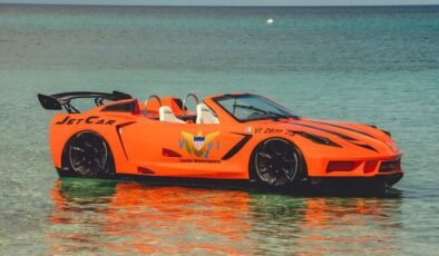 Girne’de kıyıya yakın kullanılan Jet Car mendirekteki kayalıklara çarptı 2 kişi yaralandı