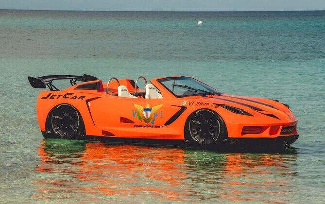 Girne’de kıyıya yakın kullanılan Jet Car mendirekteki kayalıklara çarptı 2 kişi yaralandı