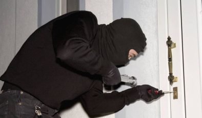 Lefkoşa’da mutfak kapısından bir eve giren bir kişi 54,500 TL parayı sirkat etti