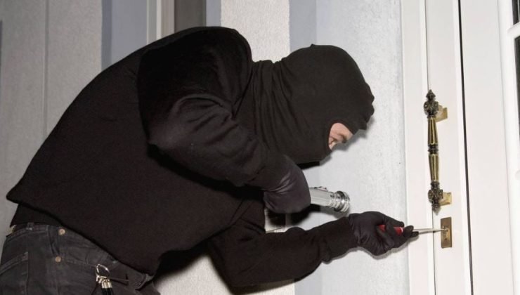 Lefkoşa’da mutfak kapısından bir eve giren bir kişi 54,500 TL parayı sirkat etti