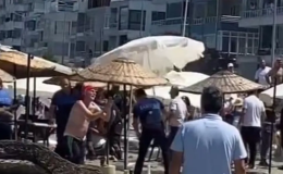 Glapsides Plajında şezlong nedeniyle iki kadın bir birine girerek kavga etti