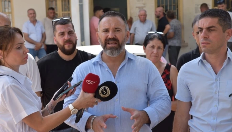 KTAMS, Gazimağusa Gelir ve Vergi Dairesi’nde basın açıklaması yapatarak, sorunların çözülmemesi halinde eylem ve grev kararı alabileceklerini belirtti.