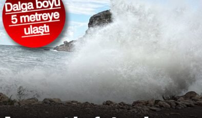 Amasra’da fırtına! Dalga boyu 5 metreye ulaştı