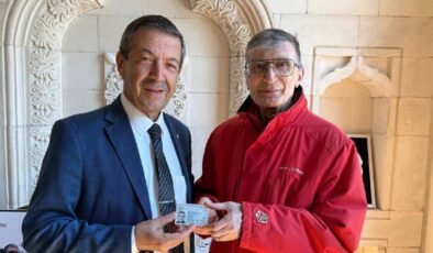 Ertuğruloğlu, Aziz Sancar’a KKTC kimlik kartını takdim etti