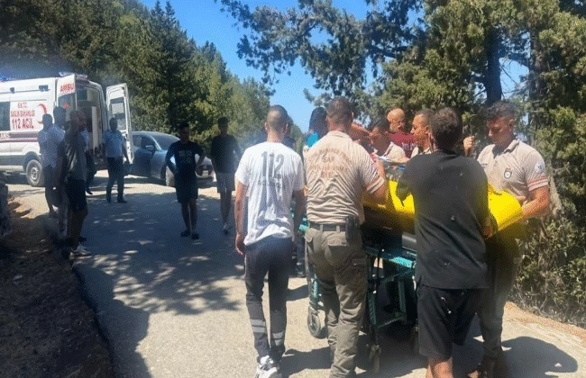 Beşparmak’larda, Anıt Tank güzergahında bir araç uçuruma düştü, sürücü Sivil Savunma, İtfaiye ve polis ekiplerince  kurtarıldı