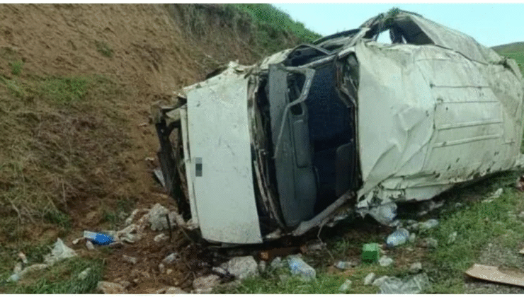 Yoldan çıktıktan sonra toprak sete çarpan araç takla attı
