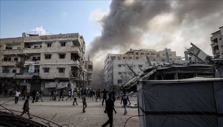 İsrail, Gazze'de UNRWA'ya ait 3 okulu bombalayarak binlerce kişiyi yerinden etti