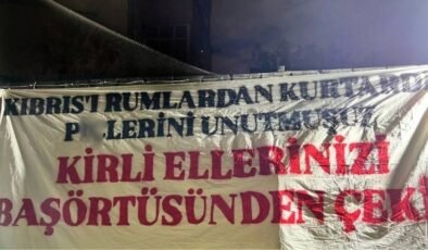 KKTC Ankara Büyükelçiliği önüne Kıbrıslı Türklere hakaret eden provokatif pankart asıldı