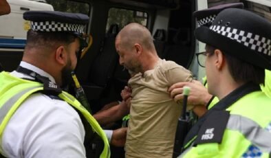 Londra'da yasaklı "Palestine Action" grubuna destek eyleminde 890 kişi gözaltına alındı