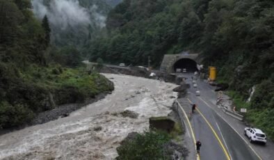 Rize'de selden etkilenen 17 kişi askeri helikopterlerle tahliye edildi