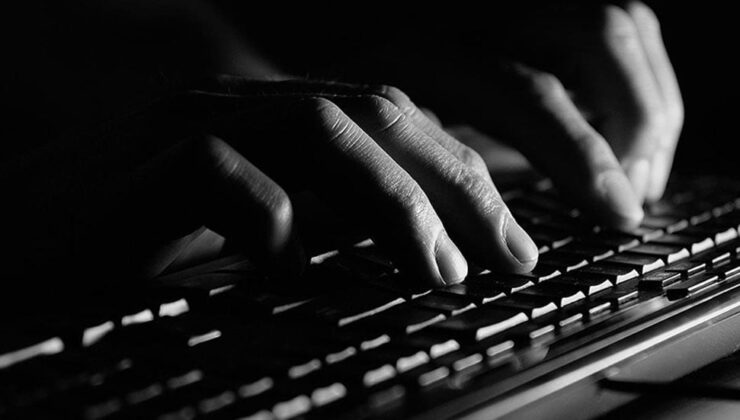 Siber saldırı nedeniyle Avrupa'nın büyük havalimanlarında aksaklıklar devam ediyor