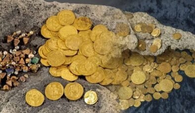1.500 yıllık bir altın sikke yığını keşfedildi, içlerinden biri araştırmacıları şaşkına çevirdi