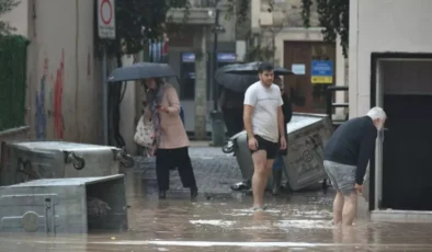 İzmir’de sağanak yağış hayatı felç etti! Foça’da yollar göle döndü, araçlar suya gömüldü