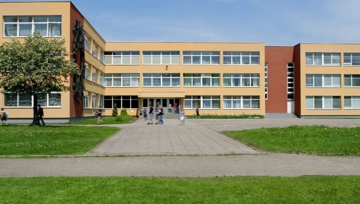 Bir soru sordu okulu polisler bastı