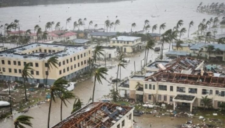 Dünyanın en güçlü fırtınası 2 ülkeye kıyameti yaşattı