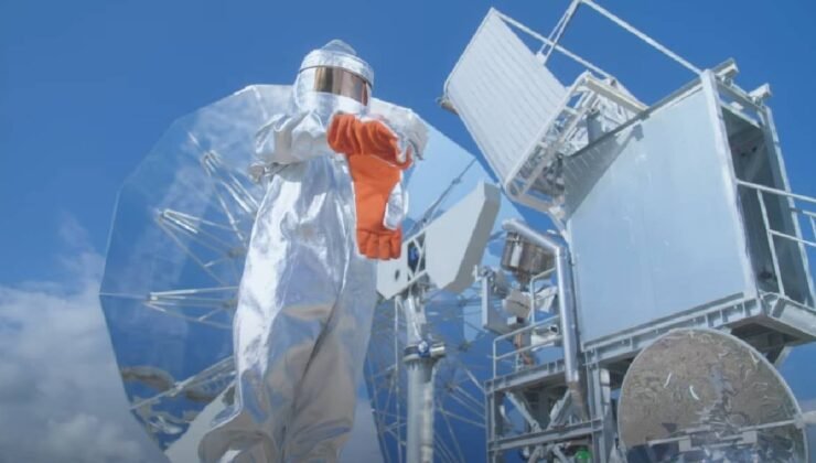 Dünyanın ilk güneş fırını çalışmaya başladı: Çeliği bile eritiyor