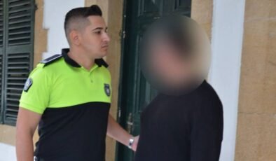 Eşinin başına telefonla vurdu, 5 dikiş atıldı…