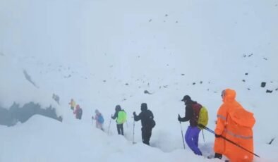 Everest Dağı’nda kar fırtınası: Dağcılar mahsur kaldı, kurtarma çalışmaları sürüyor