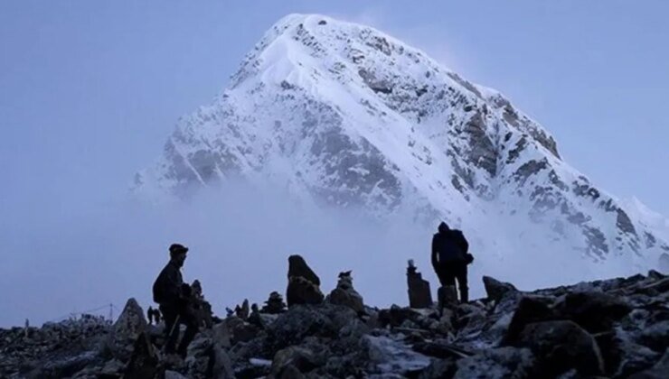 Everest'te kar fırtınası: Bin kişi mahsur kaldı