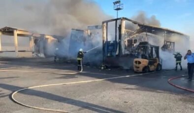 Gümrük ve Rüsumat Dairesi’nin deposunda bulunan TIR dorselerinde yangın!