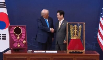 Güney Kore, Trump'a kralın tacını takdim etti