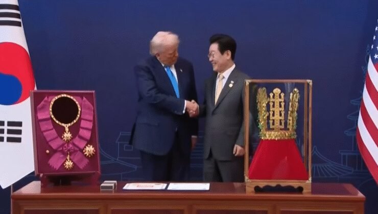 Güney Kore, Trump'a kralın tacını takdim etti