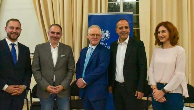 Harmancı ve Güney Lefkoşa Belediye başkanı Prountzos gençlerle buluştu