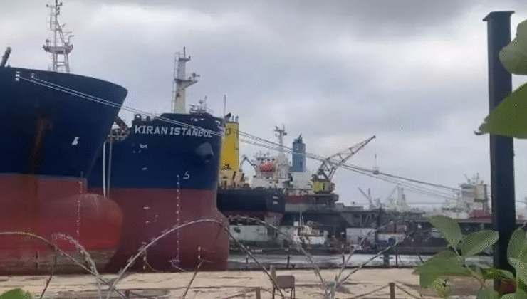 Tuzla’da tersanede tadilatı yapılan geminin makine dairesinde patlama meydana geldi. Ölü ve yaralılar var