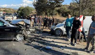 Esentepe yolunda, iki araç yüz yüze çarpıştı, yaralananlar var