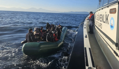 İzmir açıklarında 104 düzensiz göçmen yakalandı