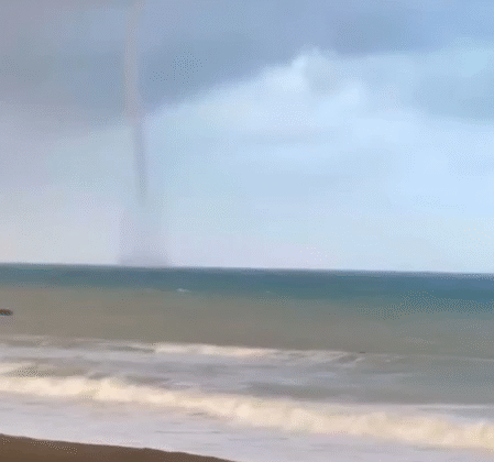 İskenderun’da hortum paniği! O anlar cep telefonu kamerasına yansıdı