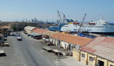 Yurt dışından gelen gemide bir tır içerisine gizlenmiş üç kişi bulundu…Dört kişi tutuklandı