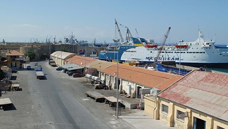 Yurt dışından gelen gemide bir tır içerisine gizlenmiş üç kişi bulundu…Dört kişi tutuklandı